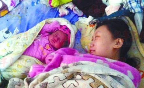 女子為愛(ài)私奔翻墻摔癱 生下男嬰?yún)s想送人